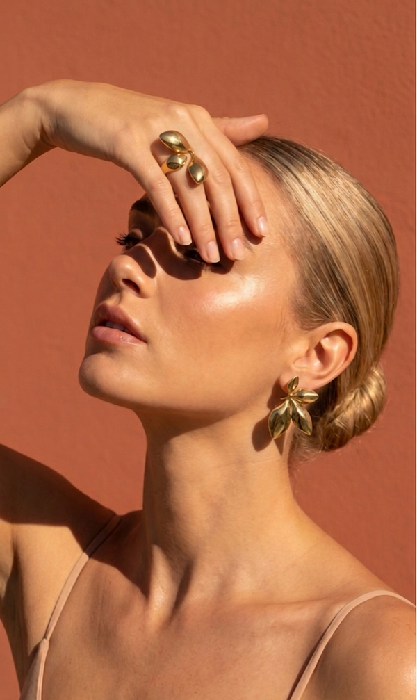 Hoja earrings Lifestyle